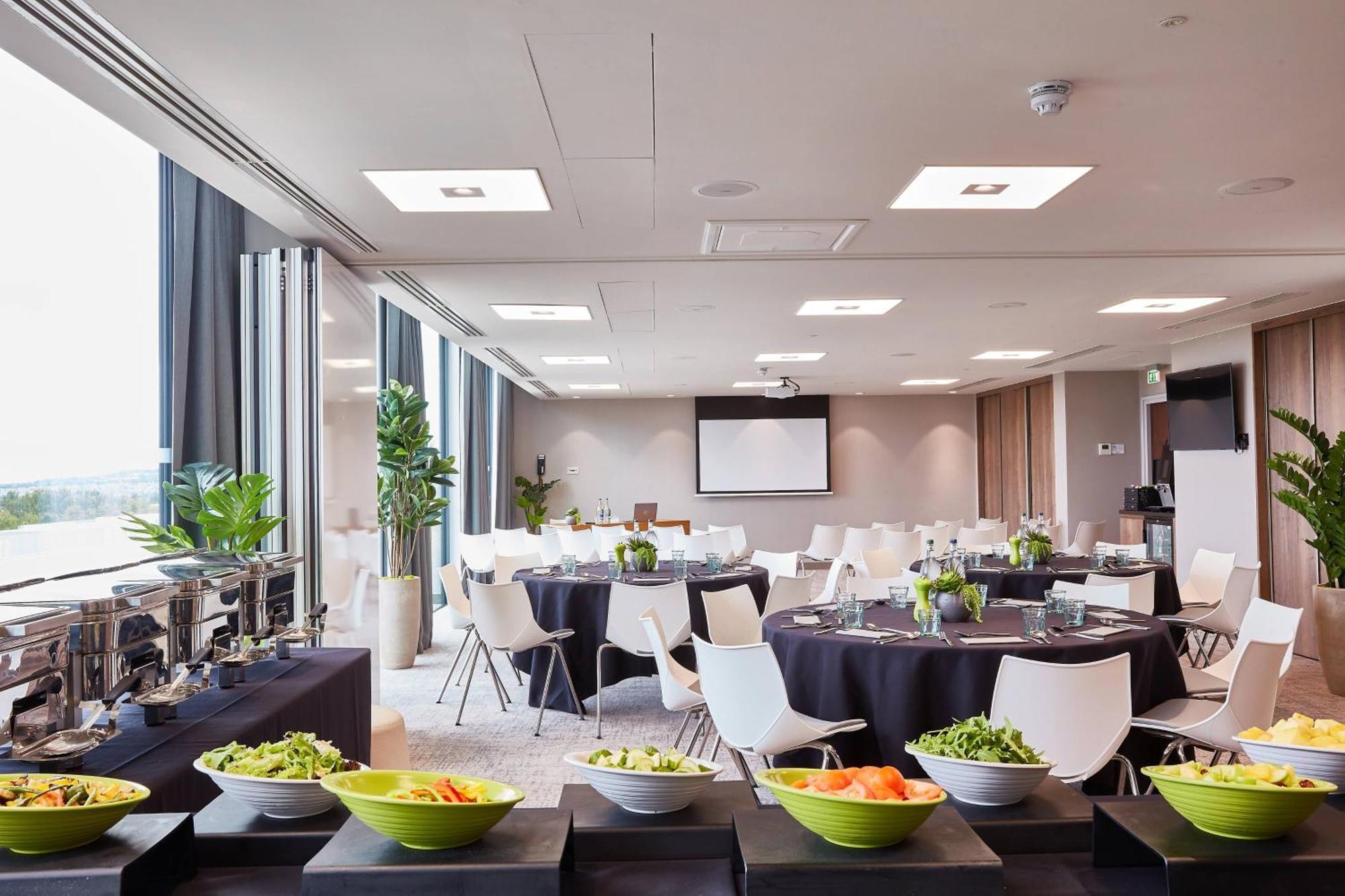 Готель Courtyard By Marriott Edinburgh West Екстер'єр фото