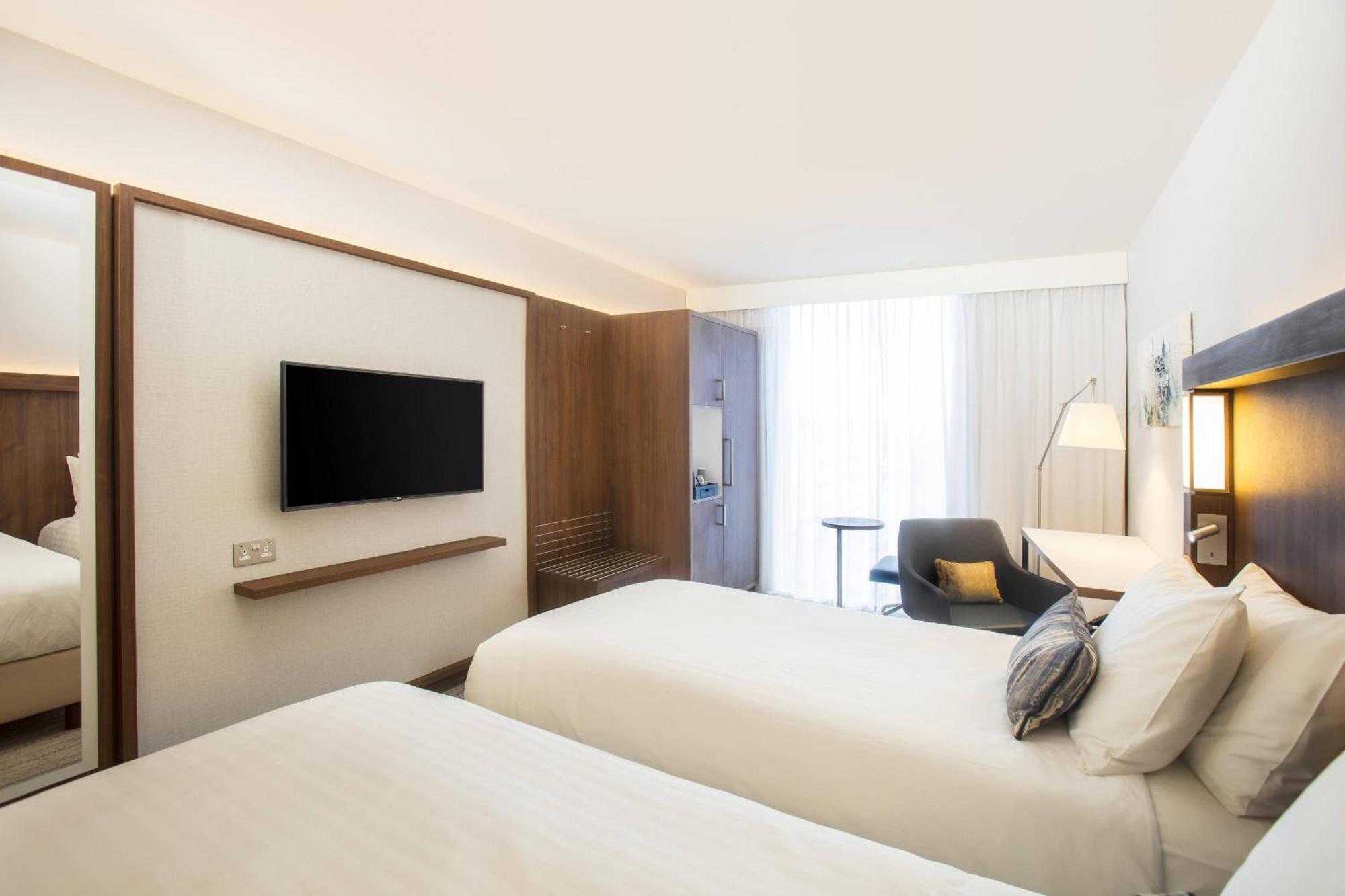 Готель Courtyard By Marriott Edinburgh West Екстер'єр фото